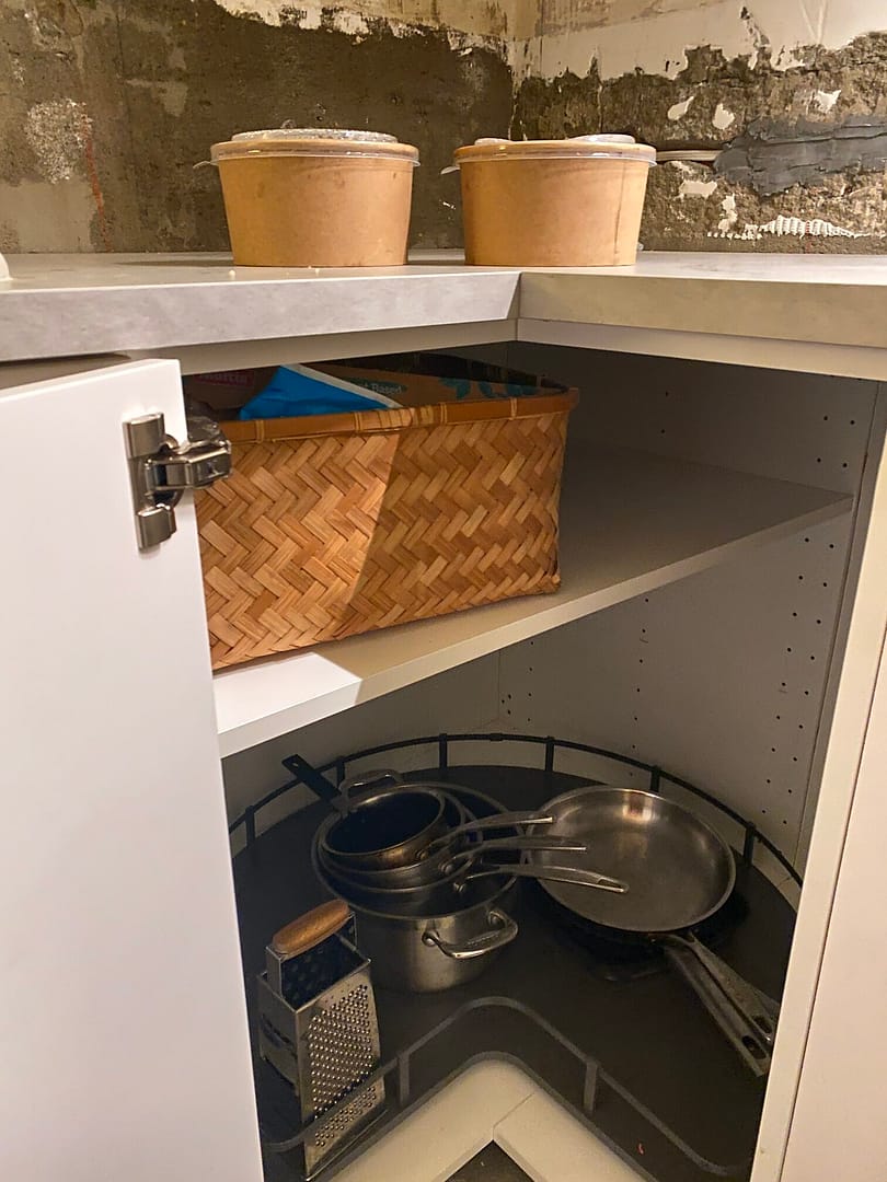 view of the saucepans to cook the food